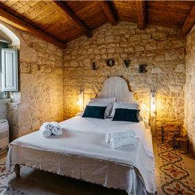  6 bedroom villa with heated pool in Modica, sleeps 18